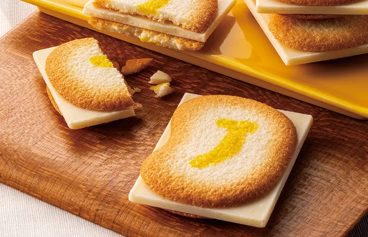 另款香蕉巧克力餡的夾心餅乾主打「露餡」，以兩片薄脆烘烤貓舌餅之間，夾著濃濃奶香的香蕉巧克力餡，餡料直接外露。東京芭娜娜提供