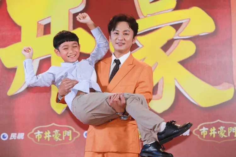 張書偉今開心抱起小童星拍照。民視提供