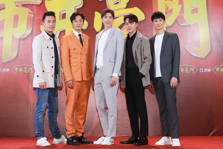 傅子純（左起）、張書偉、王凱、黃文星、曾子益今出席民視8點檔《市井豪門》記者會。民視提供