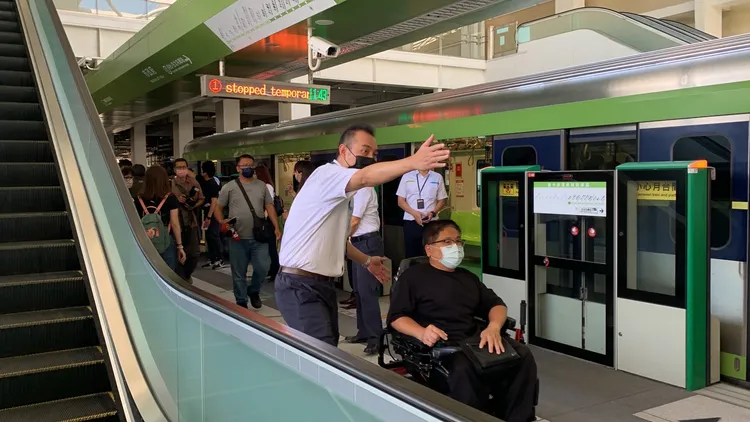 台中捷運提醒，12/1起解除戶外口罩令，但進入車站與搭乘捷運仍要記得戴口罩。曾雪蒨攝