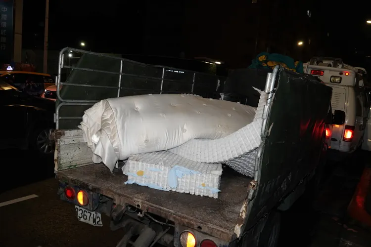 被分解的床墊運上回收車。陳德興攝