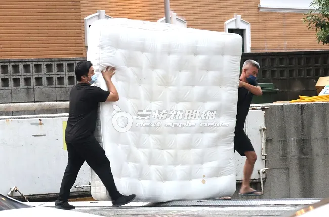 大S昨請搬家公司把千萬床墊，搬到S Hotel後門丟棄。特勤中心攝