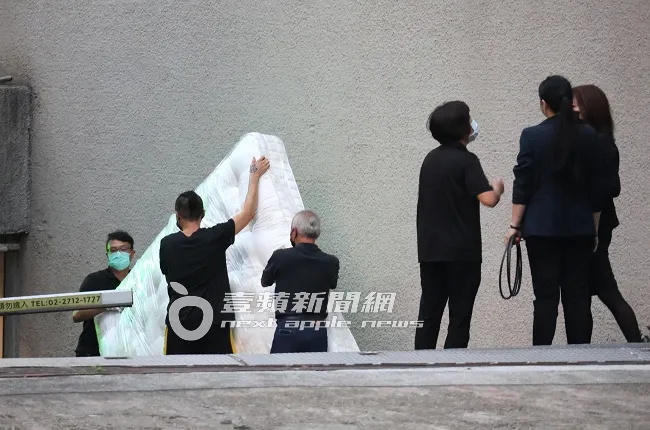 3名S Hotel員工合力將大S的床墊拖到地下停車場。特勤中心攝