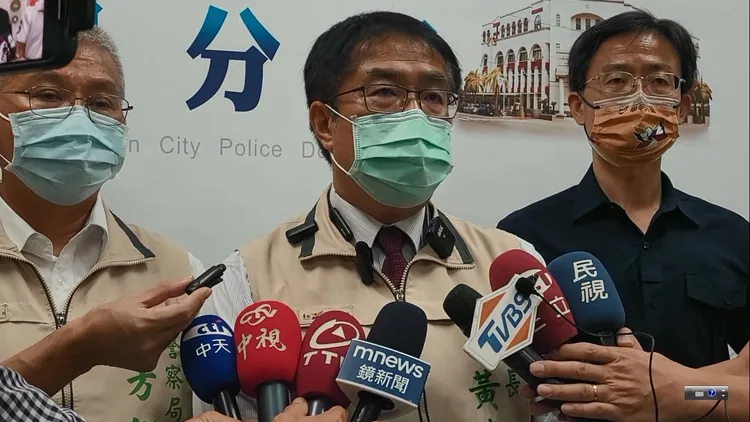 黃偉哲在槍擊案發後到學甲分局了解。資料照