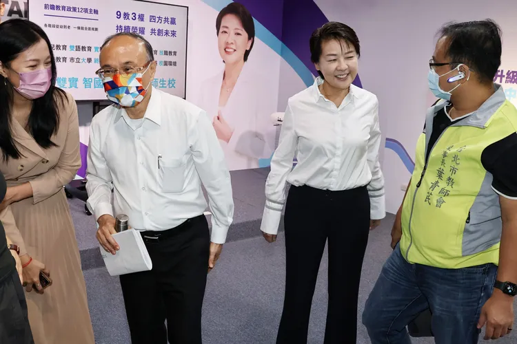 北市教育局長曾燦金(左)出席黃珊珊教育政見發表會。資料照片