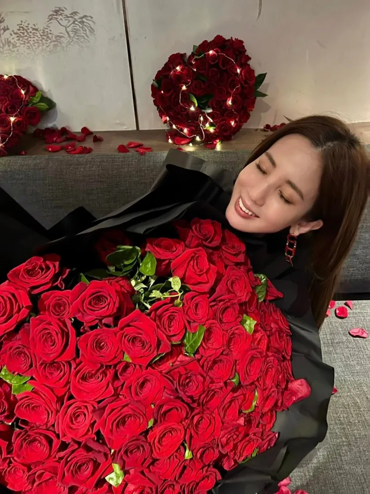 愛雅七夕曬出大束玫瑰花。翻攝愛雅臉書