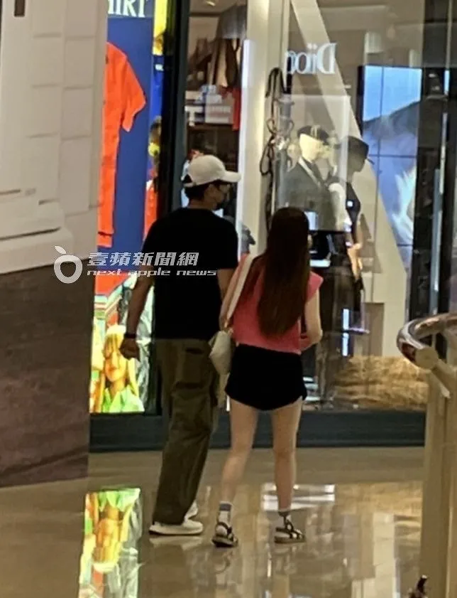 9月21日《壹蘋》在台北101直擊愛雅（右）和高壯眼鏡男十指緊扣逛街。資料照片