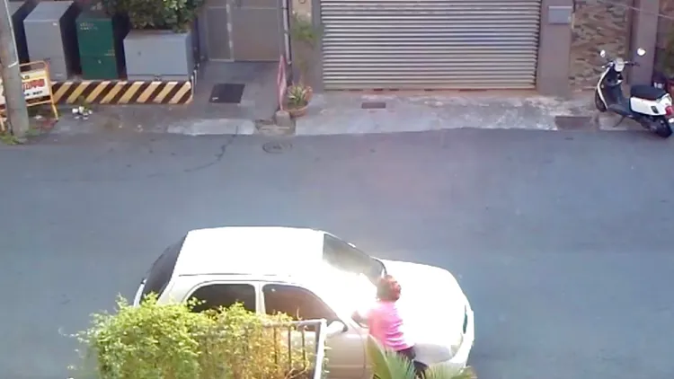 車主錄到對面大媽放字條。車主提供