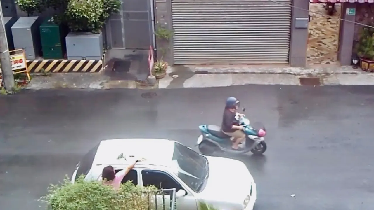 妇人的家人说，方式错误，愿赔偿、清洁。车主提供