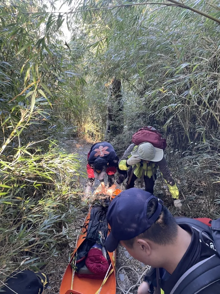 女山友因為高山症發作，完全無法自行移動，需仰賴人員搬運。民眾提供