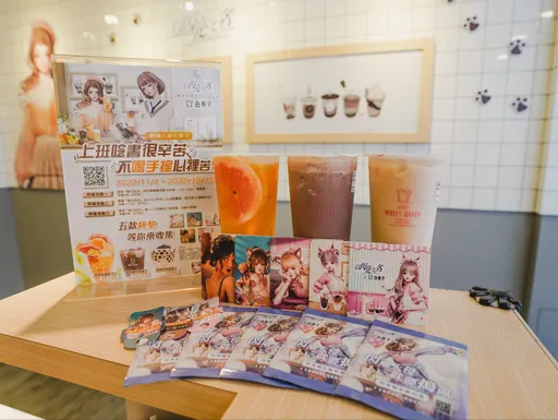 《白巷子》x《以閃亮之名》跨界聯名，玩遊戲「閃亮飲品」享甜甜優惠，限量角色吸管套、角色杯墊等你收藏，快來一同甜蜜日嚐！