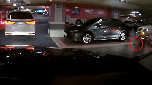 等商場車位竟被「從後面硬上」截胡 駕駛氣炸:什麼垃圾方式