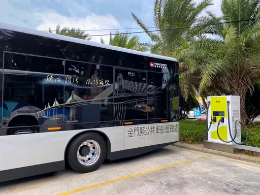 金門大橋通車｜特爾電力設金門電巴充電樁　力挺低碳島政策