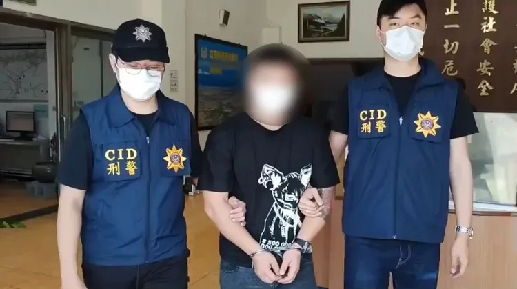 涉案的陳男攜槍投案。讀者提供