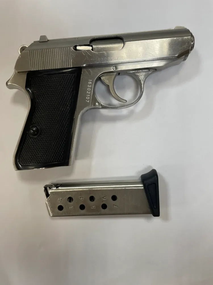 陳男自行投案將涉案槍枝交出。讀者提供