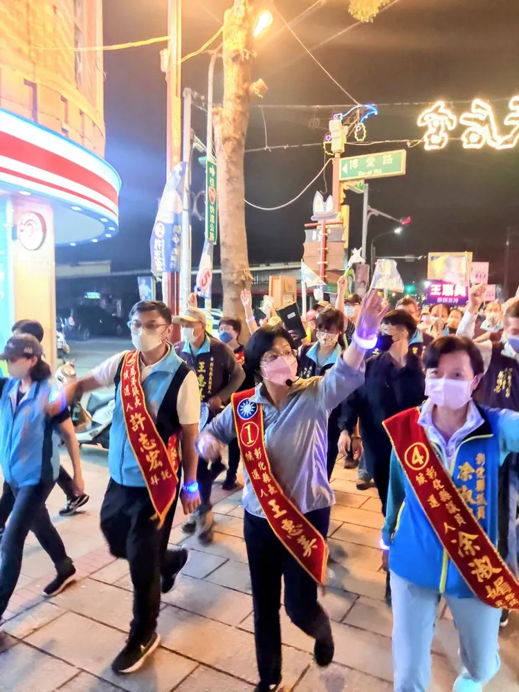 國民黨彰化縣長候選人王惠美在鹿港徒步掃街，展現高人氣。王惠美競總提供