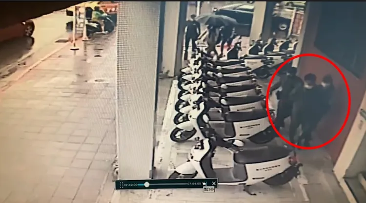 張男被依現行犯逮捕。翻攝畫面