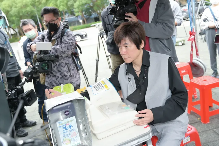 洪榮宏帶頭捐血。寬宏提供