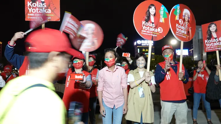 Kolas到火車站催票。黃瑞娟攝