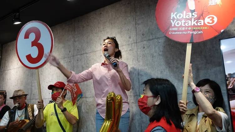 總部音樂會台上台下扭腰擺臀。黃瑞娟攝