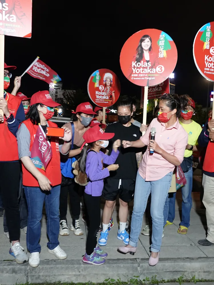 Kolas與小小支持者擊拳。黃瑞娟攝