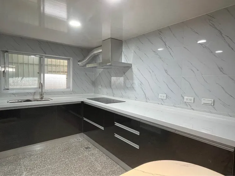 屋主售屋，打出買房送賓士，引起討論。翻攝自「高雄地區 二手屋新中古屋 房屋買賣免費刊登房地產廣告」