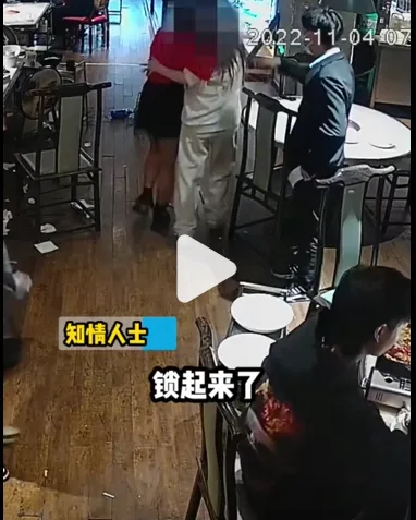 兩女綁著脖子一起去上廁所。微博