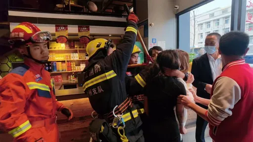 爛醉閨密鐵鍊鎖脖子拚酒 上廁所全被看光光