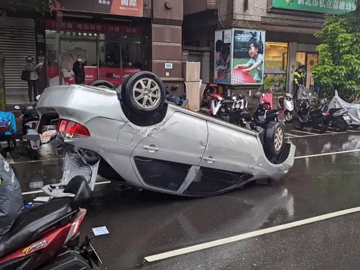 路邊亂開車門慘了！他一動作害4車連環撞烏龜翻　警要追肇責