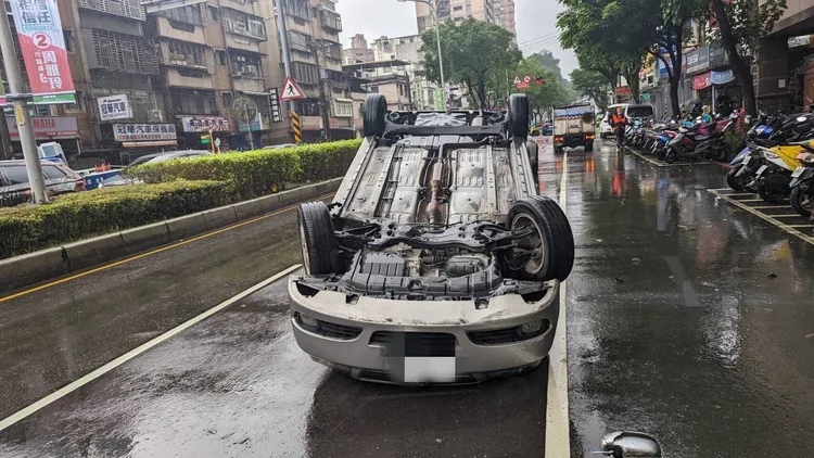 陳女撞車後，轎車當場翻覆。翻攝畫面