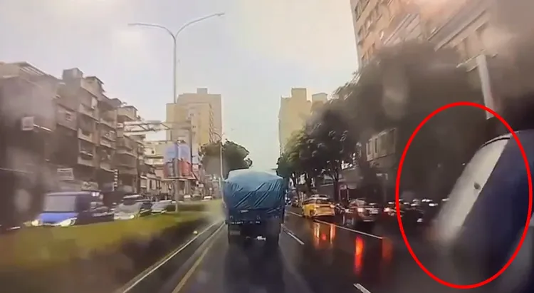 陳女閃躲不及，直接撞上偏移車道的車輛。翻攝畫面