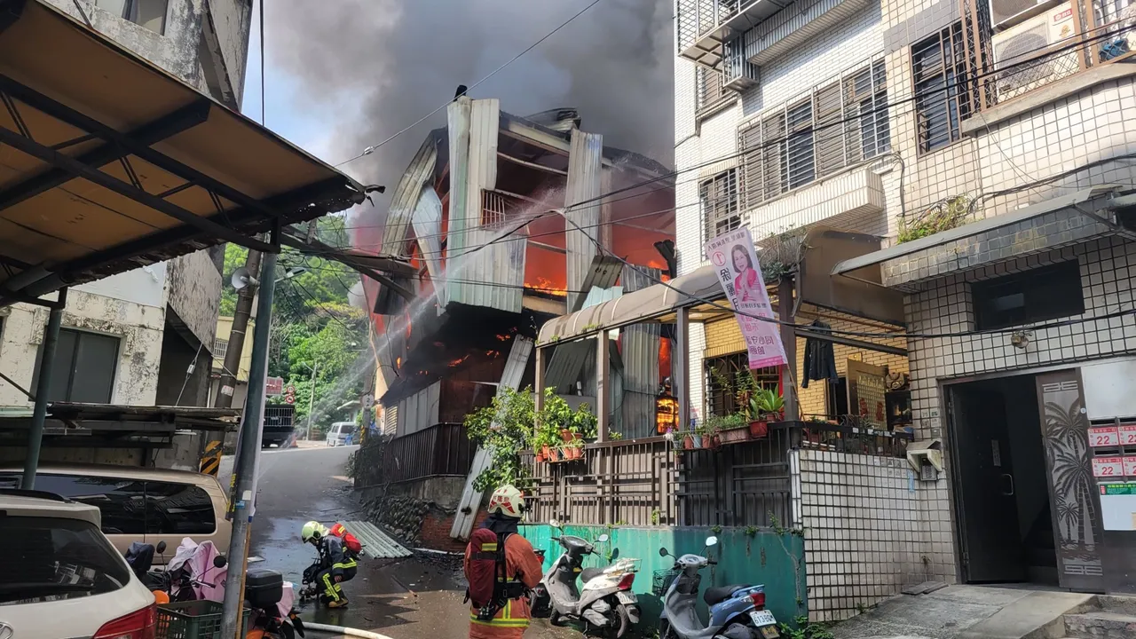 消防人員灌救。桃園市消防局提供
