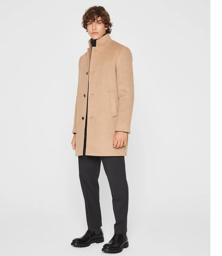 駝色立領羊毛大衣，2萬1900元。品牌提供