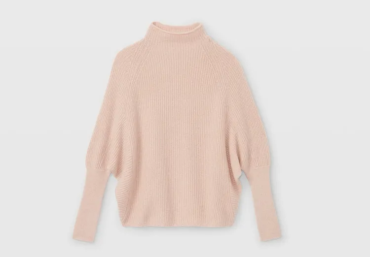 飛鼠袖設計喀什米爾女士毛衣，1萬8900元。品牌提供