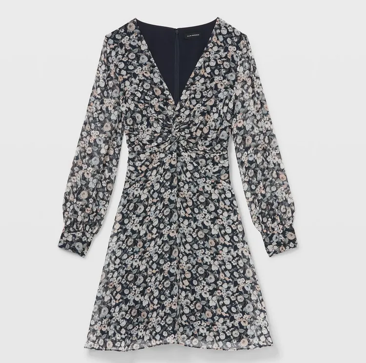 扭結設計碎花絲質洋裝，1萬4900元。品牌提供