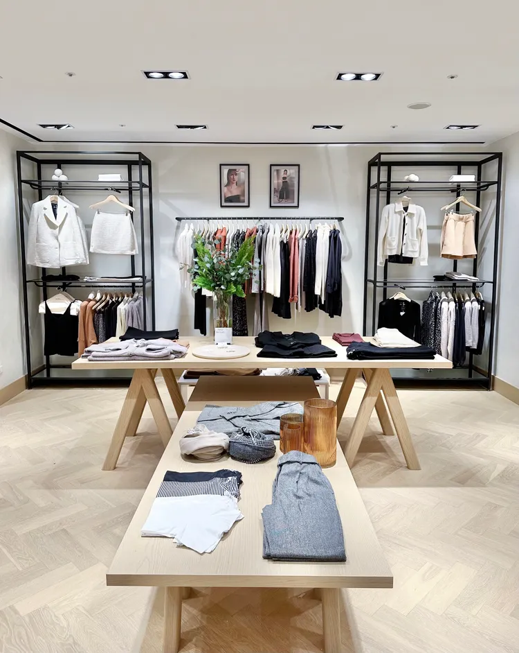 Club Monaco高雄漢神店同步品牌總部所在的紐約全新設計店裝，既有居家溫馨氛圍又顯得時髦摩登。品牌提供