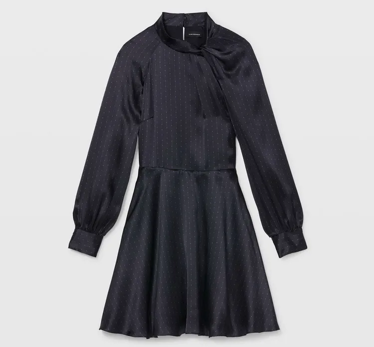 扭結設計絲質洋裝，1萬5900元。品牌提供