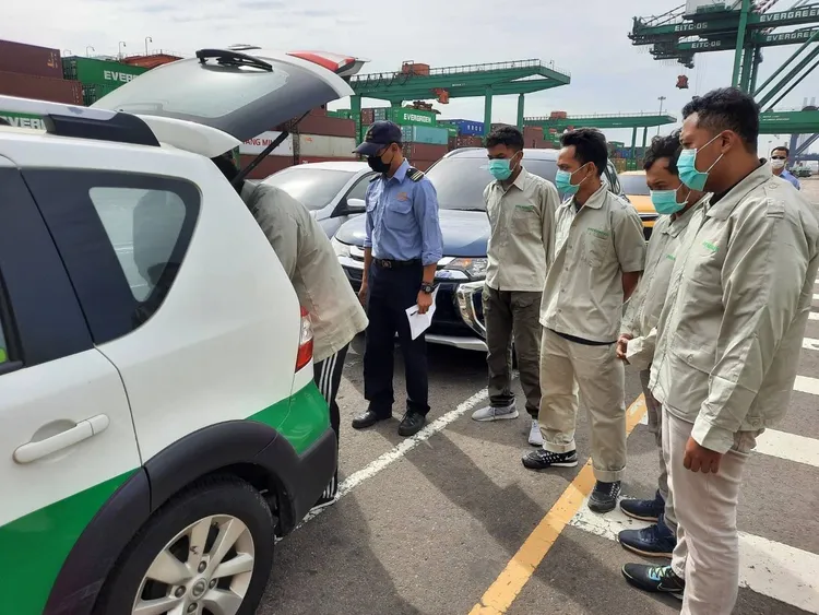 獲救5名船員，上午抵達台中港後，送往疾管署台中港辦公室實施健康檢測及安置旅館。海巡署提供