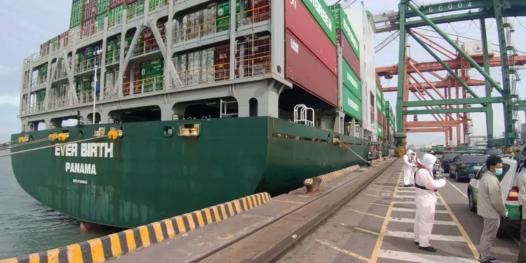 巴拿馬籍貨櫃輪長源號，從沉沒鑫順一號貨輪救出五名印尼籍船員。海巡署提供