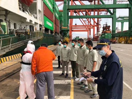 「鑫順一號」沉沒48小時！僅5人獲救今抵台中　海空續搜12失蹤船員