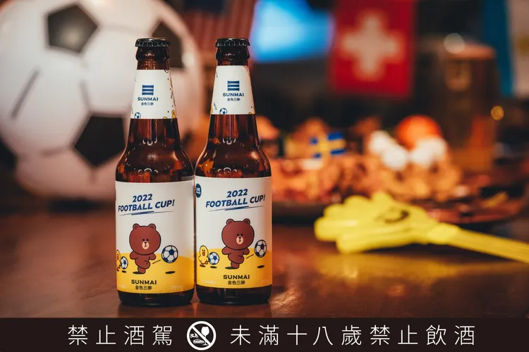 SUNMAI金色三麥蜂蜜啤酒首度推出「LINE FRIENDS蜂蜜啤酒足球版」，全台金色三麥餐廳、家樂福限定販售，售價125元。業者提供