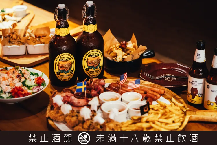 11/20至12/18只要在金色三麥餐廳外帶經典大拼盤乙份，享乙次一公升瓶裝精釀啤酒第二瓶半價優惠。業者提供