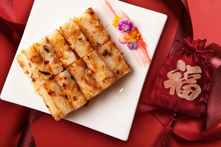 「XO醬臘味蘿蔔糕」裡頭加入以XO醬炒香的瑤柱，蘿蔔糕煎後更噴香惹味。業者提供