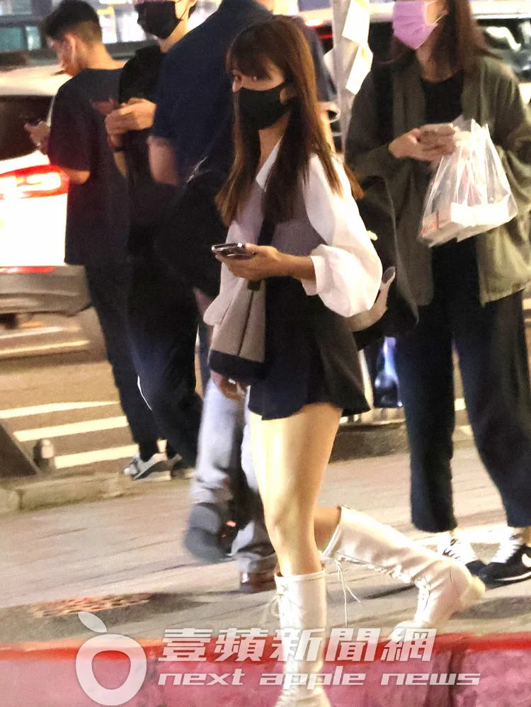 啦啦隊「置產女神」虎牙陳伊，白襯衫搭背心走學院風，下半身失蹤露雪白絕對領域。特勤中心攝