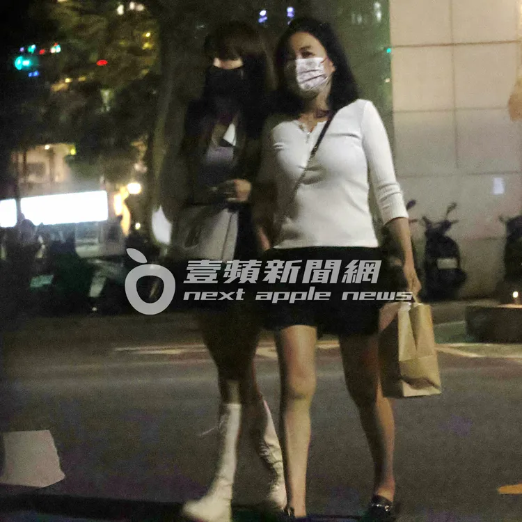 樂天「置產女神」虎牙陳伊（左），和簡直像姊妹的媽媽Gina勾勾手離開好米亞網美餐廳。特勤中心攝