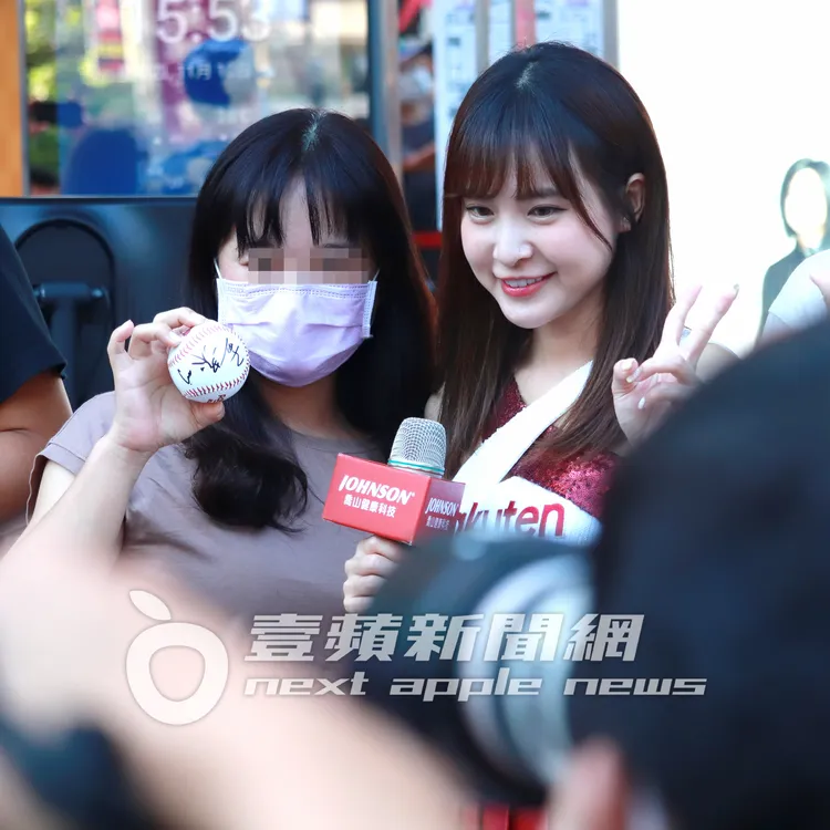 樂天桃猿啦啦隊「最正球經」孟潔（右），送出親筆簽名棒球回饋粉絲。特勤中心攝