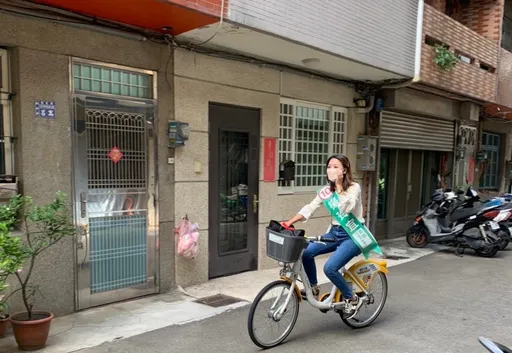 新竹市首例!美女候選人騎YouBike掃街拜票 盼爭取「北區一里一站點」