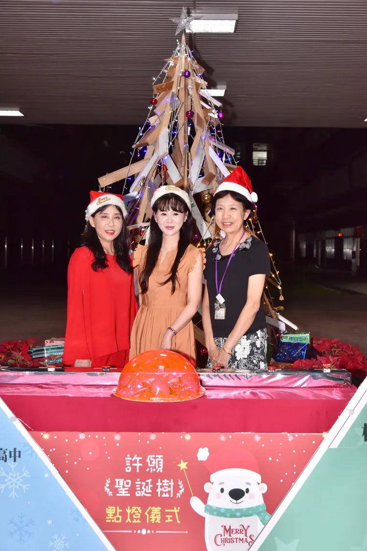 張如君（中）對於中崙高中校長劉晶晶（左）、文道慈善基金會蘇文玉支持公益很感激。張如君提供