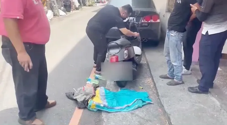 張嫌落網後，警方在他騎乘的機車進行搜索。讀者提供