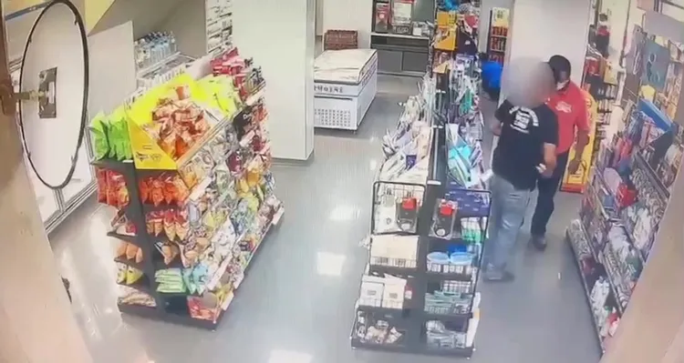 警方在超商發現張男蹤跡，立刻逮人。讀者提供